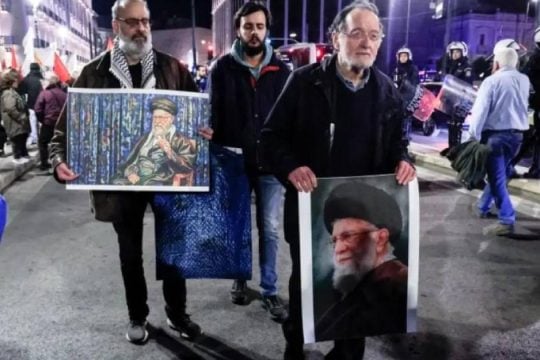 Δεν είναι AI: Ο Λαφαζάνης διαδήλωσε με εικόνα του... Αλί Χαμενεΐ - Το σχόλιο της Ακρίτα και του φωτορεπόρτερ